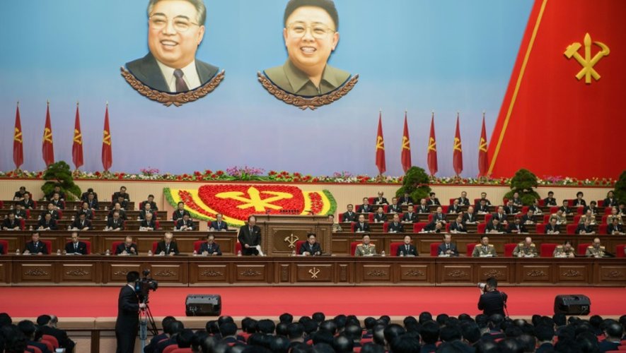 Le leader nord-coréen Kim Jong-Un (c) participe au congrès du Parti des travailleurs à Pyongyang, le 9 mai 2016