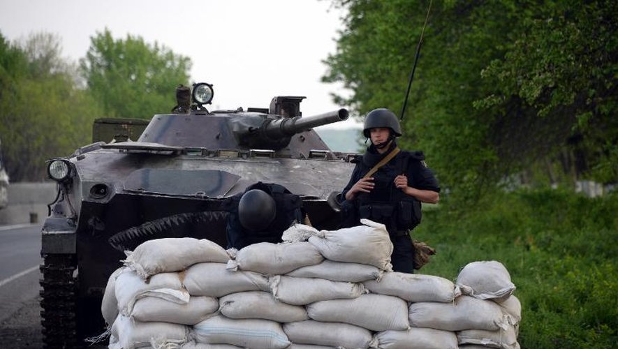 Des soldats ukrainiens le 1er mai 2014 à un point de contrôle près de Slaviansk