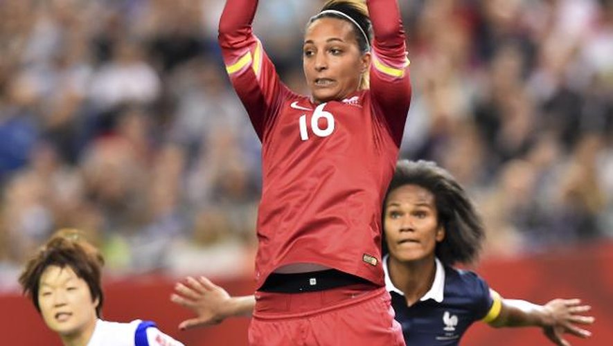 La gardienne de l'équipe de France Sarah Bouhaddi s'empare du ballon lors du match de la Coupe du monde féminine contre la Corée du Sud, le 21 juin 2015 à Montréal