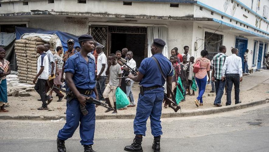 La police enquête sur le lieu d'un attentat à la grenade qui a fait huit blessés  dans le centre de Bujumbura le 25 juin 2015