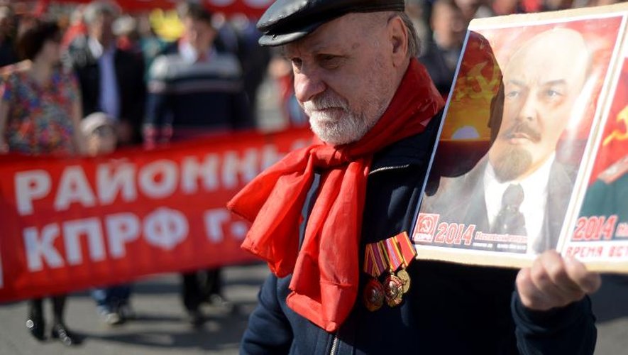 Un homme défile avec le portrait de Lénine le 1er mai 2014 Place Rouge à Moscou