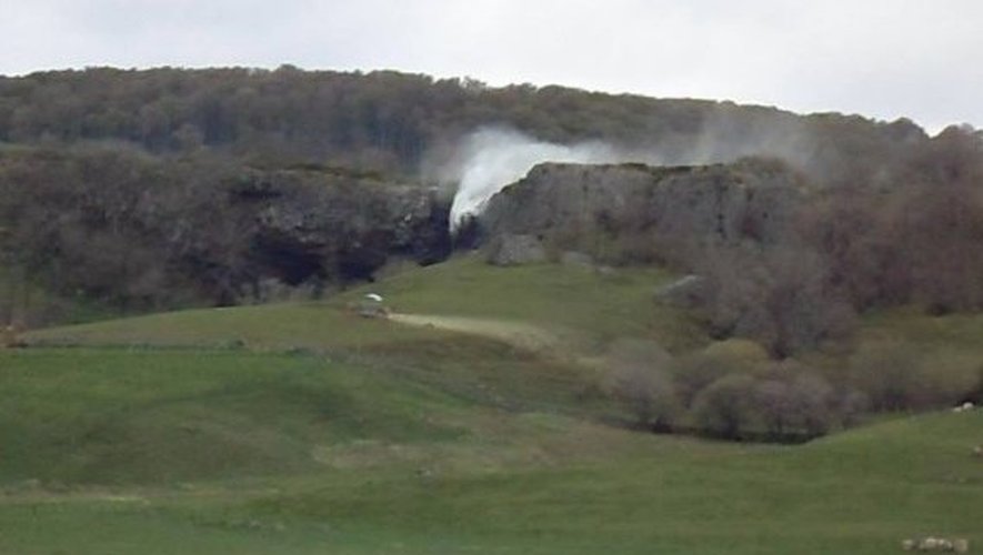 Située à un jet de pierre du département de l'Aveyron, la cascade du Déroc métamorphosée sous la force du vent.