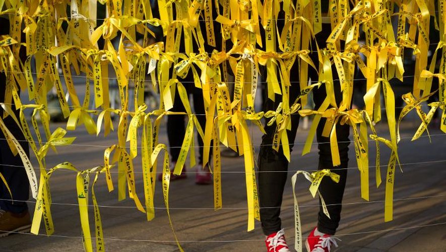 Des rubans jaunes alignés le 1er mai 2014 à Séoul en hommage aux passagers du Sewol