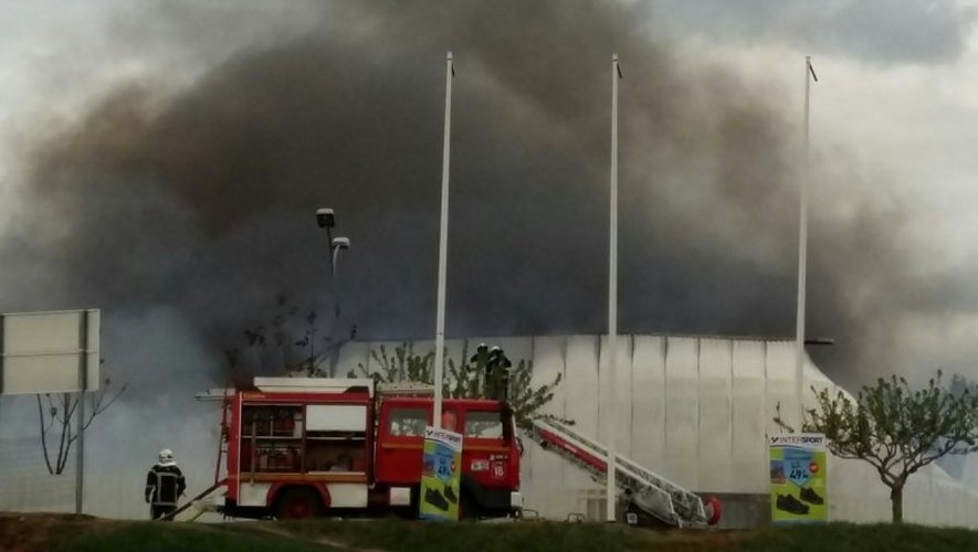 Des pompiers du Lot, du Cantal et de l’Aveyron sont intervenus dimanche pour circonscrire l'incendie.