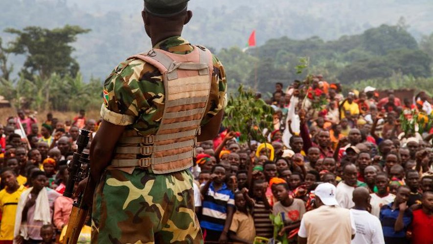 Un soldat monte la garde alors que des militants assistent à un rassemblement autour du président burundais Pierre Nkurunziza (hors champ) le 26 juin 2015 à Bujumbura