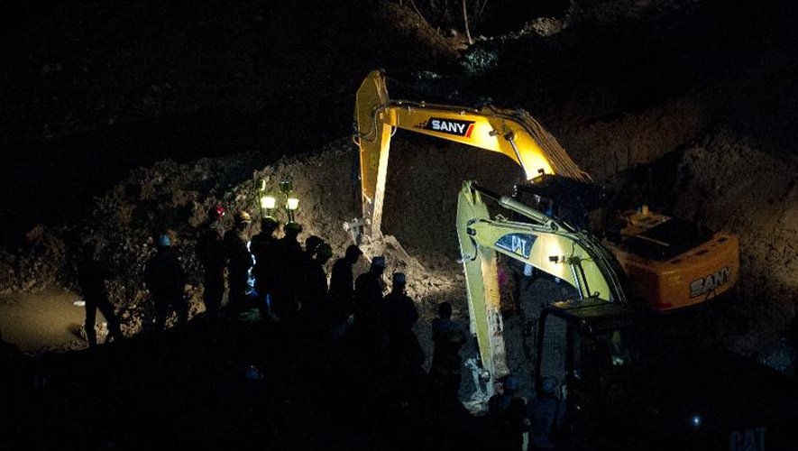 Des équipes de secours à la recherche le 1er mai 2014 des personnes  disparues dans un glissement de terrain à Santander de Quilichao