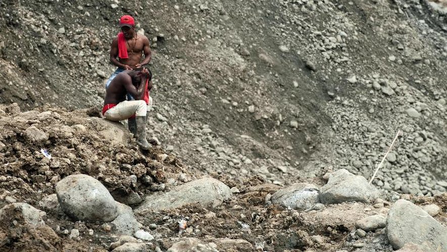Deux mineurs en détresse après un glissement de terrain dans une mine d'or illégale à San Antonio, dans l'ouest de la Colombie, le 1er mai 2014