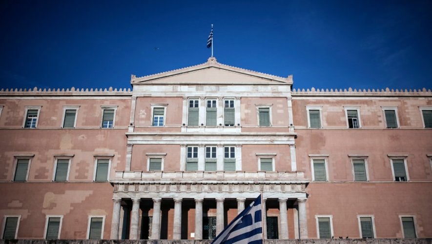 Un drapeau grec brandi par des manifestants devant le Parlement, à Athènes le 8 mai 2016