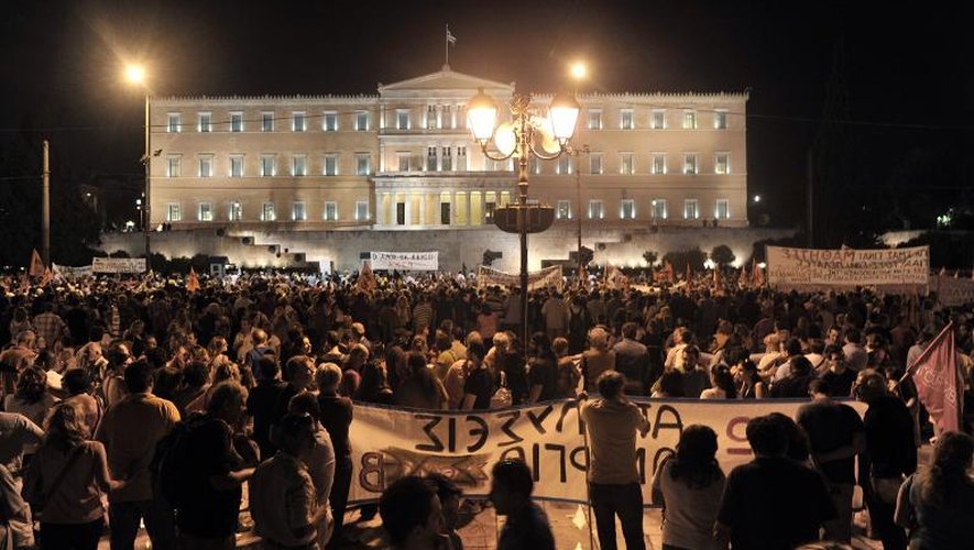 Manifestation devant le Parlement à Athènes, le soir du vote sur la réforme de la fonction publique et de la fiscalité, le 17 juillet 2013