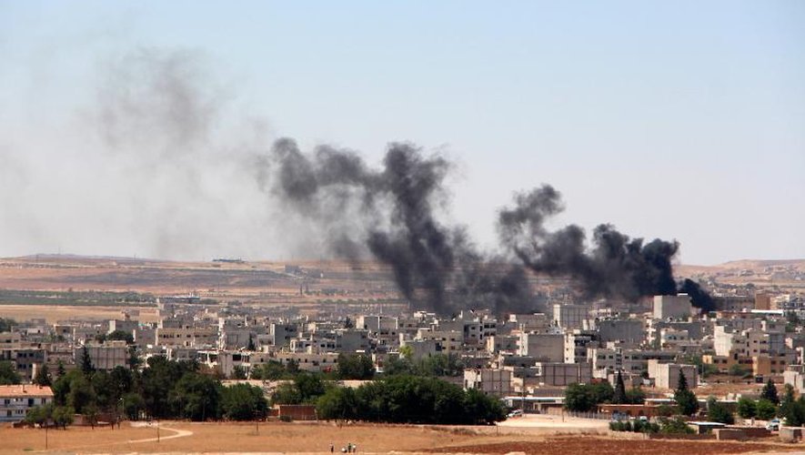 Colonne de fumée s'échappant de la ville syrienne de Kobané vue depuis la ville de Suruc dans la province turque de Sanliurfa le 25 juin 2015
