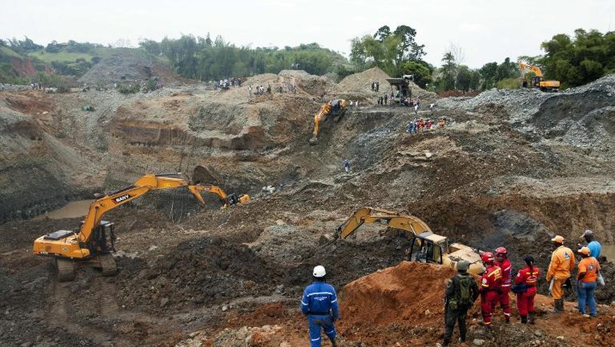 Les secours cherchent les disparus dans une mine d'or illégale à San Antonio, dans l'ouest de la Colombie, le 1er mai 2014