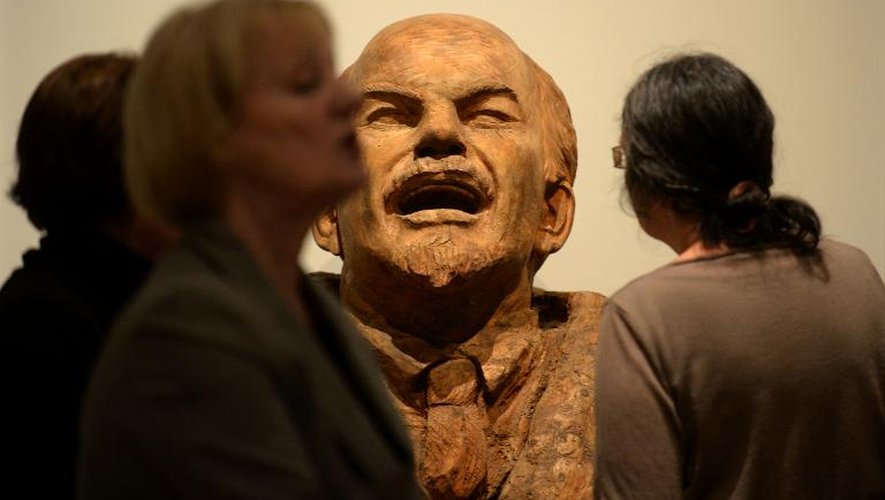 Des visiteurs devant un buste géant de Lénine à l'exposition "Le mythe du chef bien-aimé", le 2 avril 2014 à Moscou