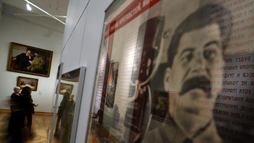 Un portrait de Staline à l'exposition "Le mythe du chef bien-aimé", au musée d'Histoire de Moscou, le 2 avril 2014