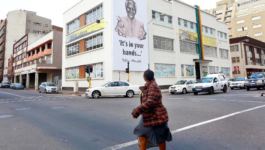 Un portrait géant de Nelson 
Mandela accroché à un immeuble de Durban, en Afrique du Sud, le 17 juillet 2013