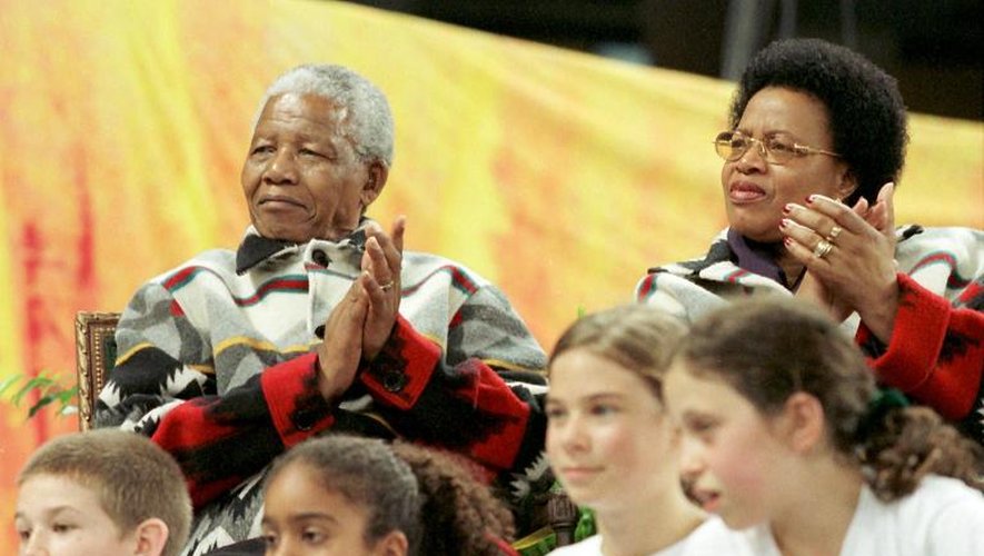 Nelson Mandela (g) et sa femme Graça Machel avec des enfants lors d'une cérémonie à Toronto, le 25 septembre 1998