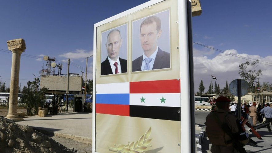 Un panneau avec des portraits du président russe Vladimir Poutine et son homologue syrien Bachar al-Assad à Palmyre, en Syrie, le 6 mai 2016
