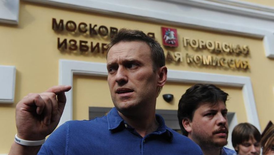 L'opposant numéro un russe Alexeï Navalny devant le bureau de la commission électorale de Moscou, où il vient de déposer sa candidature pour les municipales, le 10 juillet 2013