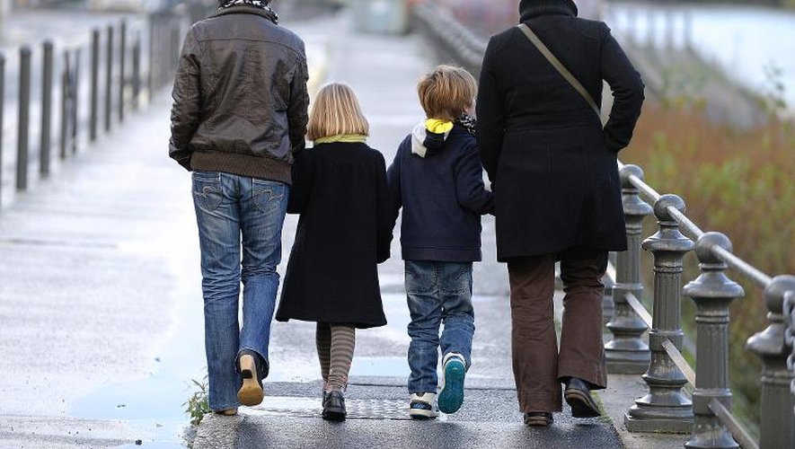Deux femmes homosexuelles se promènent avec leurs enfants à Nantes le 1er novembre 2012