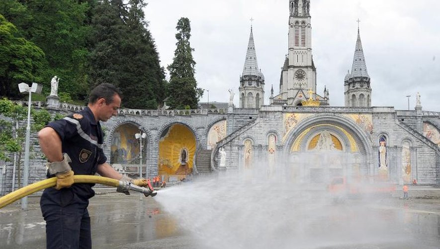 Un pompier réalise des opérations de nettoyage après les inondations à Lourdes, le 20 juin 2013