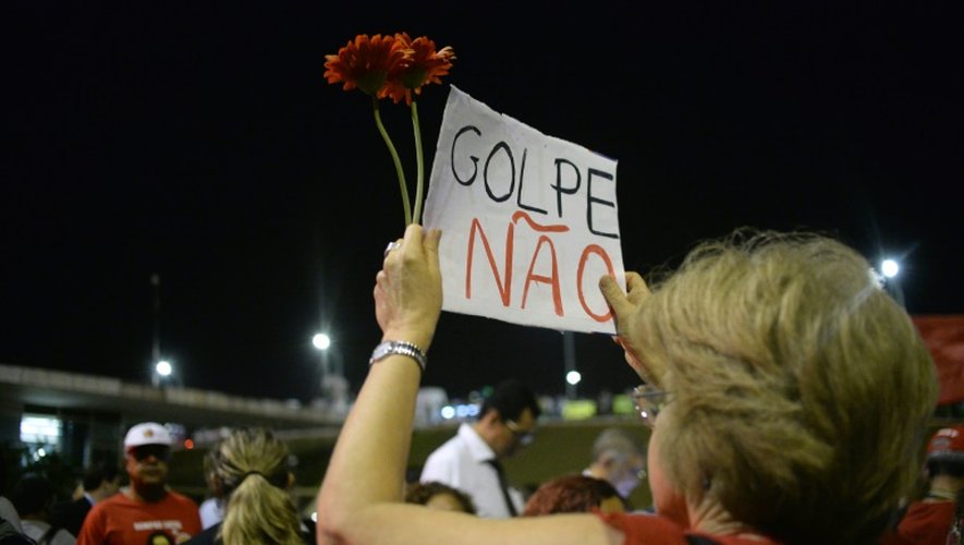 Une femme tient une pancarte "pas de coup d'Etat" lors d'une manifestation en faveur de Dilma Rousseff à Brasilia le 9 mai 2016