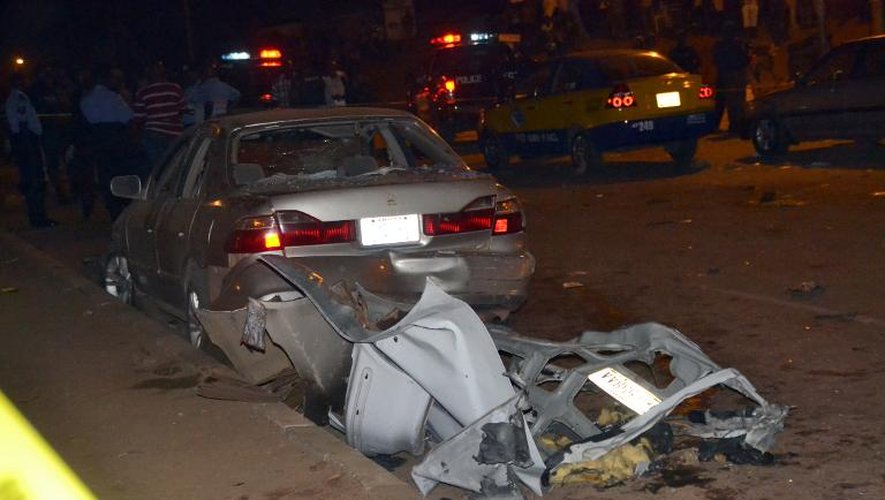 Débris d'un véhicule après un attentat à la voiture piégée le 1er mai 2014 à Abuja