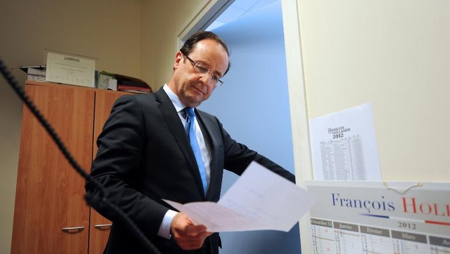 Le président François Hollande lit un courrier le 9 mai 2012 à Paris
