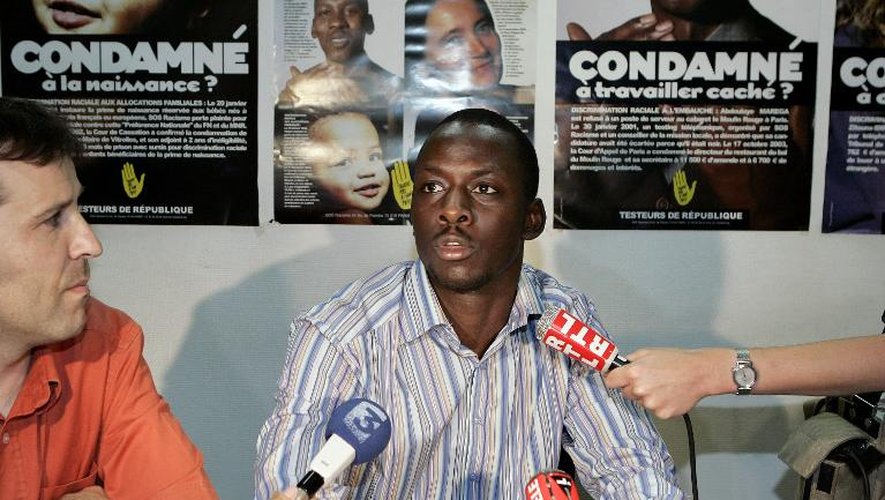 Frédéric Tieboyou, un Français d'origine ivoirienne, le 02 août 2005 dans les locaux de SOS Racisme à Paris, après s'être vu refuser un logement par l'organisme HLM Logirep au motif qu'il y avait "trop de Noirs" dans l'immeuble.