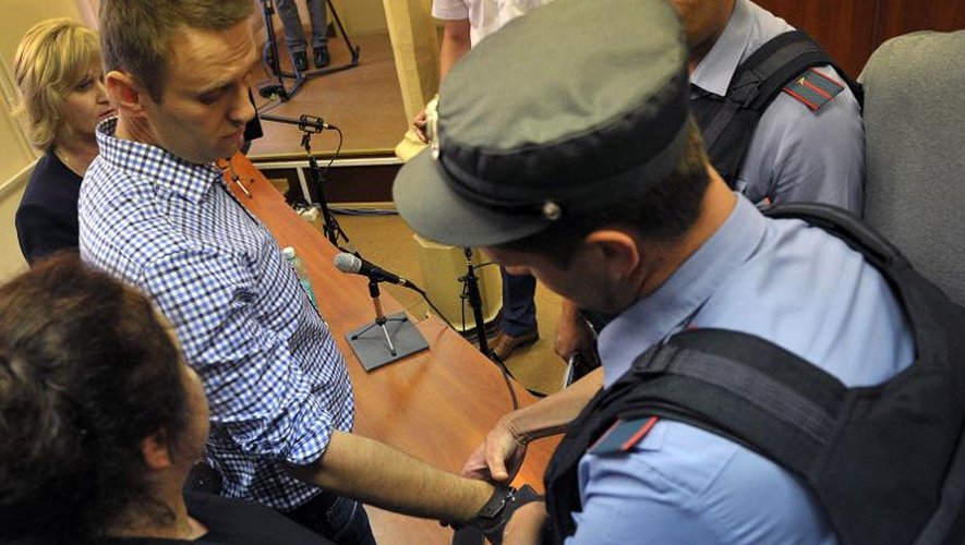 Un policier menotte l'opposant Alexeï Navalny, après sa condamnation à 5 ans de camp par le tribunal de Kirov, le 18 juillet 2013