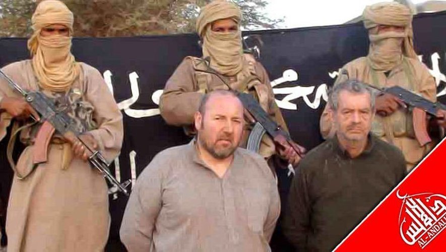 Philippe Verdon, à droite, sur une photo publiée par Al-Andalus, l'organe de propagande d'Aqmi le 9 novembre 2011