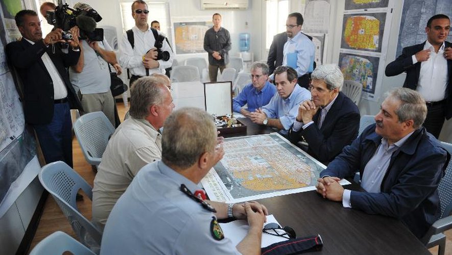 John Kerry (2e d à la table) lors de sa visite du camp de réfugiés syriens de Zaatari, en Jordanie, le 18 juillet 2013
