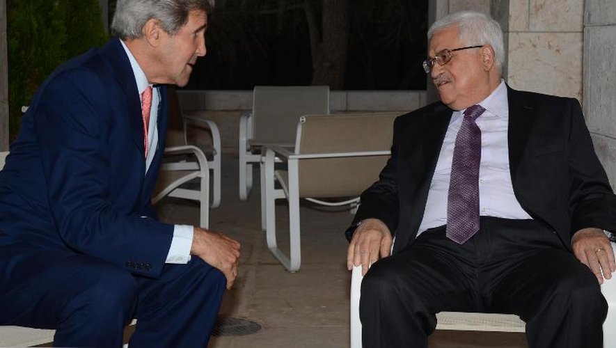 Le secrétaire d'Etat américain John Kerry rencontre le président palestinien Mahmoud Abbas, le 18 juillet 2013 à Amman