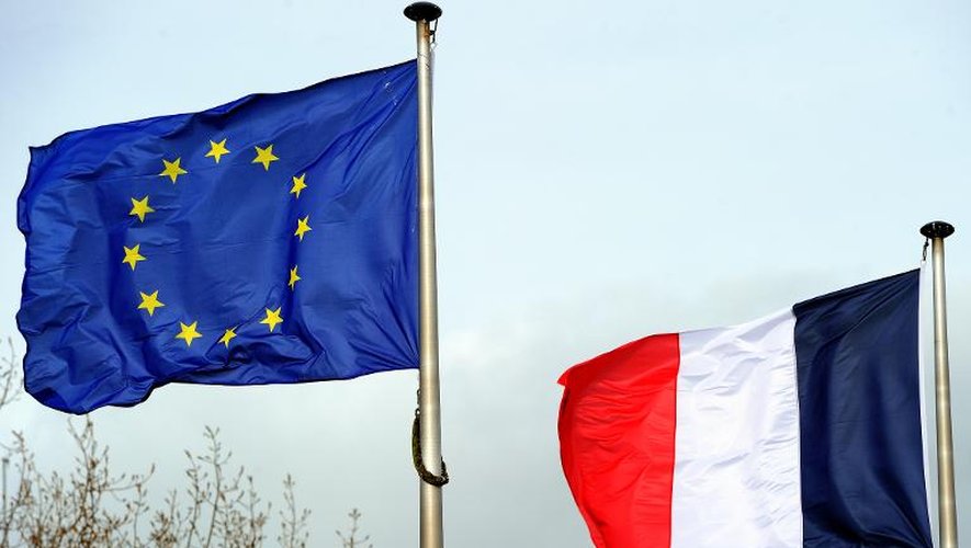 Le drapeau européen et le drapeau français