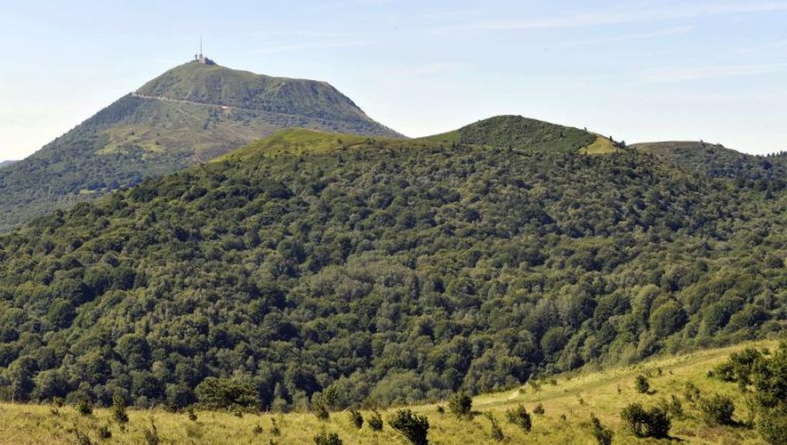 Vue du Puy-de-Dôme (1.465 m, arrière plan) et du Puy du Pariou (1.210 m, premier plan) dans la Chaïne des Puys, dont le gouvernement a confirmé vendredi 2 mai 2014 la candidature pour une inscription au Patrimoine mondial de l'Unesco. Photo 24