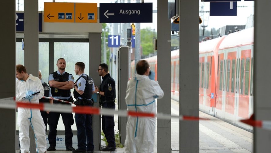 Des policiers sur le quai de la gare de Grafing, près de Munich, où quatre personnes ont été poignardées par un homme le 10 mai 2016