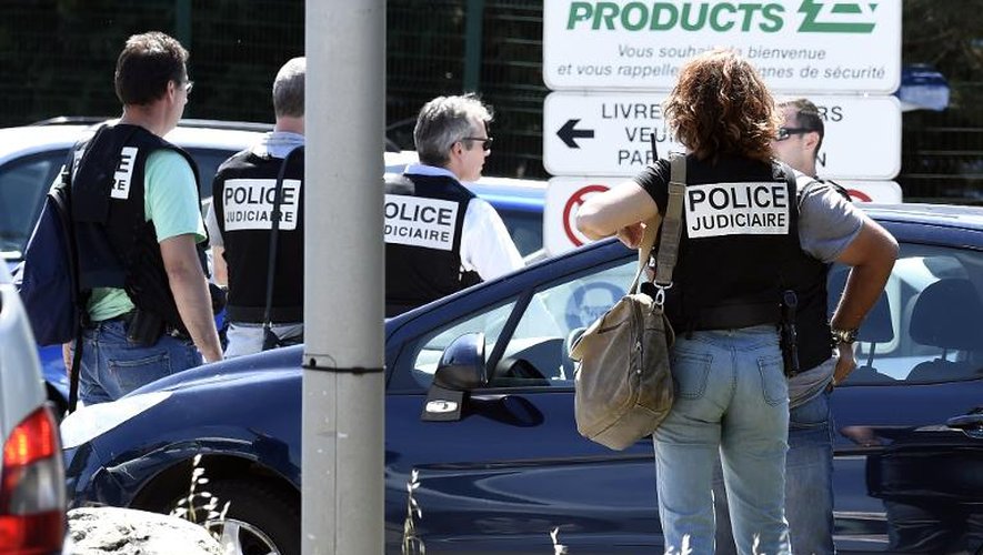 Des policiers devant l'usine Air Products où un attentat a été commis le 26 juin 2015 à Saint-Quentin-Fallavier
