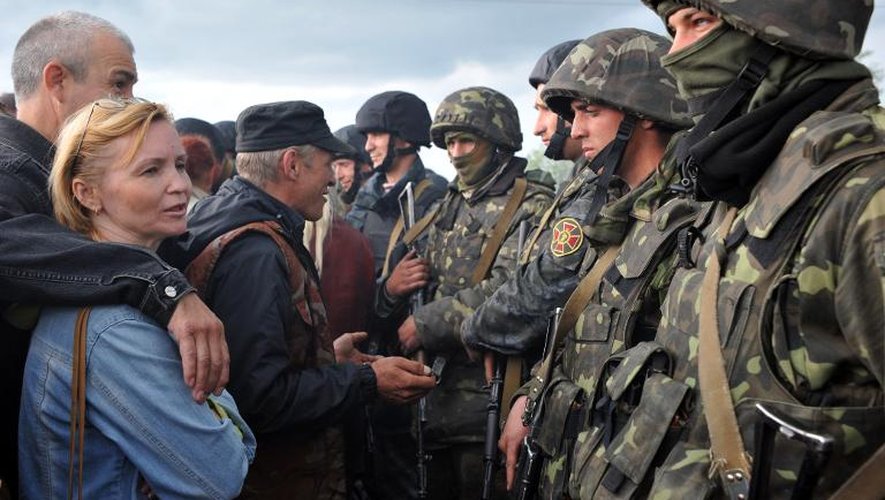 Des soldats ukrainiens et des séparatistes pro-russes face-à-face sur la route reliant Kramatorsk à Slaviansk, le 2 mai 2014