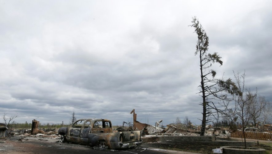 Des véhicules et des maisons incendiés dans le quartier de Beacon Hill à Fort McMurray le 9 mai 2016
