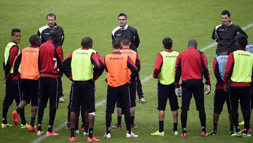 Les joueurs de Guingamp écoutent les consignes de leur entraîneur Jocelyn Gourvennec, le 2 mai 2014 au Stade de France