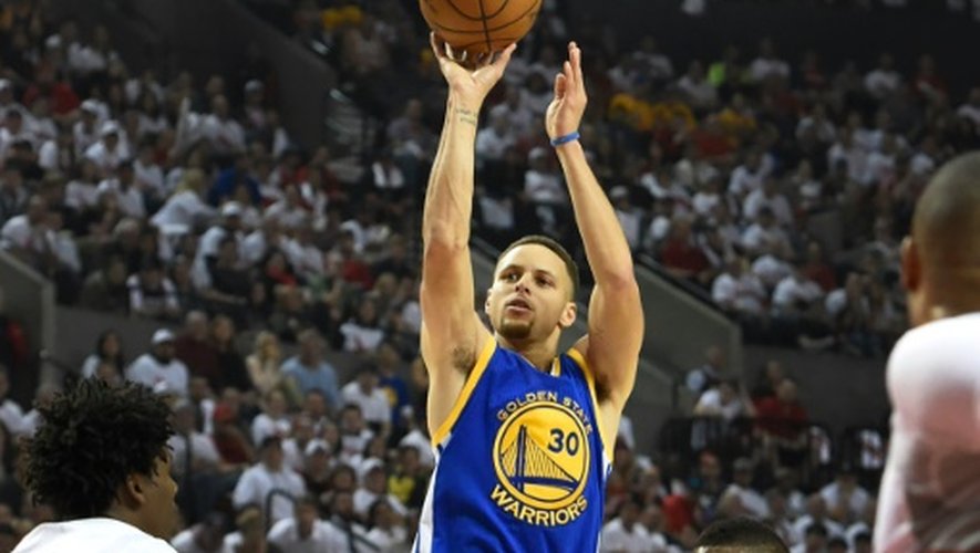 Stephen Curry, N.30 des Golden State Warriors, tire face aux Trail Blazers, le 9 mai 2016 à Portland