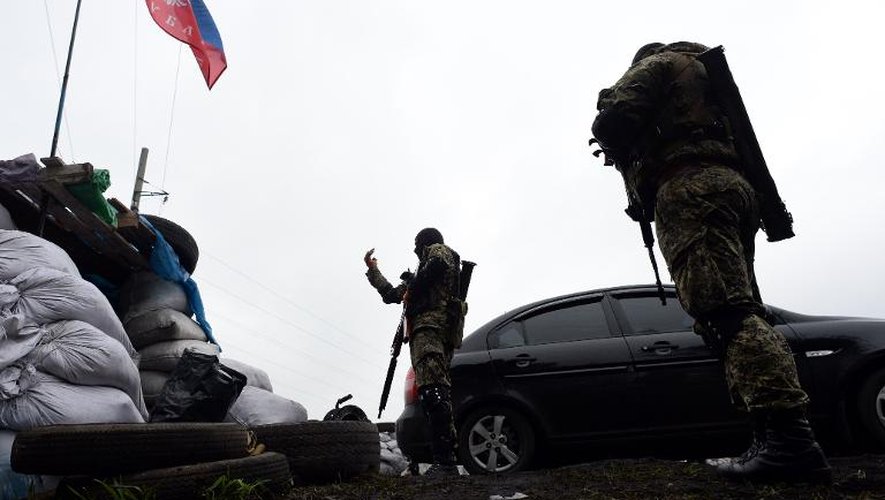Des miliciens pro-russes à Slaviansk, le 30 avril 2014
