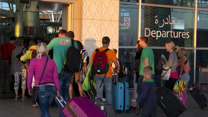Des touristes quittent la Tunisie à l'aéroport international d'Enfidha au lendemain de la tuerie à Sousse, le 27 juin 2015