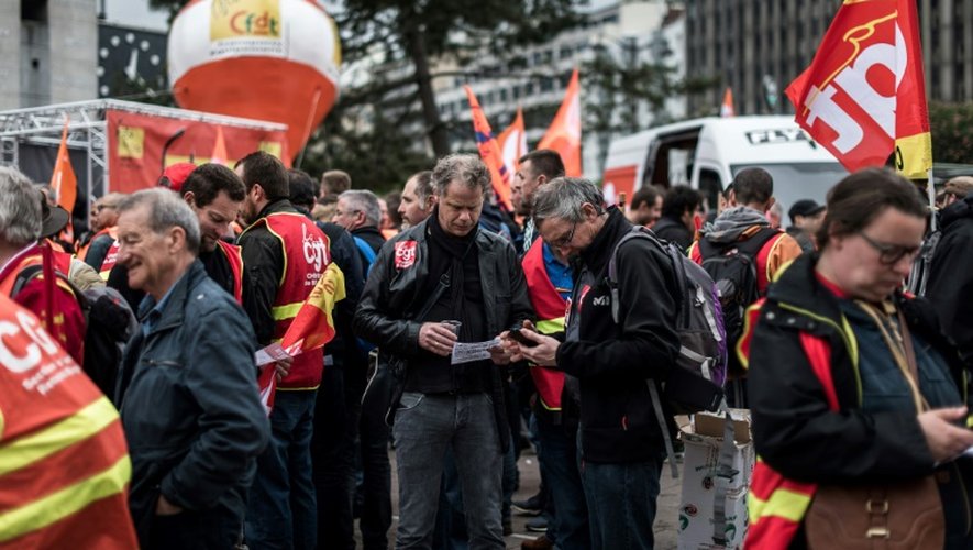Des cheminots manifestent à Paris le 10 mai 2016