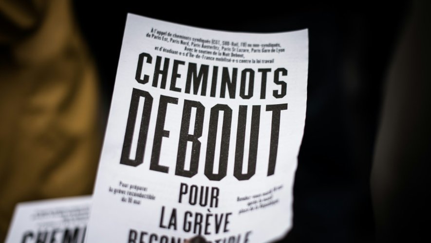 Une femme distribue des tracts lors d'une manifestation de cheminots à Paris, le 10 mai 2016