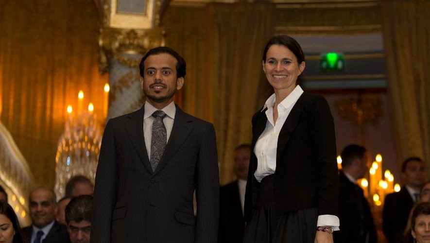 La ministre française de la Culture Aurélie Filippetti (d) et le Cheikh Khalifa Bin Zayed Al Nahyan lors d'une visite du château de Fontainebleau, le 30 avril 2014