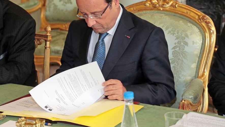 François Hollande participe à une réunion de travail à l'Elysée, le 17 juillet 2013 à Paris