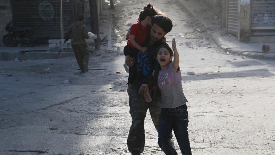 Des civils fuient des frappes aériennes, au nord d'Alep, le 1er mai 20104