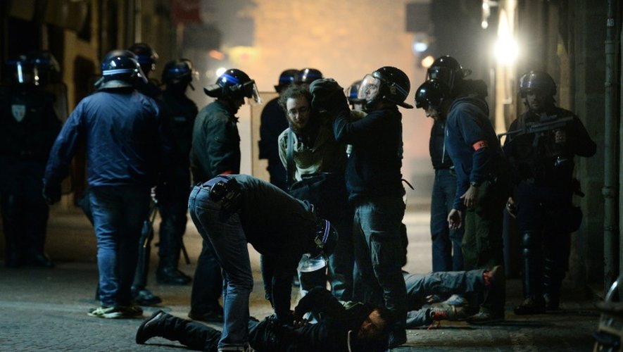 Des manifestants sont fouillés par la police lors d'une manifestation contre l'utilisation du 49.3 à Nantes le 10 mai 2016