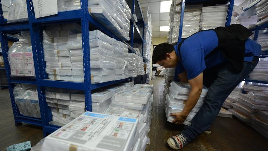 Un employé prépare des bulletins de vote à distribuer dans les bureaux de vote de tout le pays à Panama le 1er mai 2014