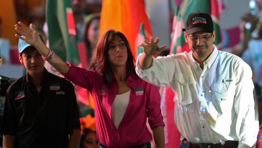 Le candidat du Parti pour le changement démocratique Domingo Arias (droite) et son épouse lors d'un rassemblement de campagne à Panama le 1er mai 2014