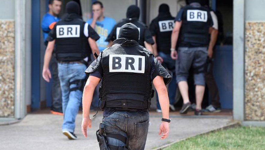Les forces spéciales de la Brigade d'intervention et de recherche (BRI) arrivent au domicile du suspect de l'attentat en Isère.